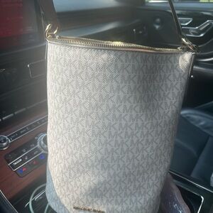 Michael Kors White Shoulder Bag with Gold Hardware